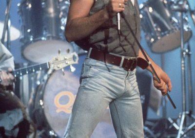 Le flamboyant et mythique leader du groupe Queen, Freddie Mercury.