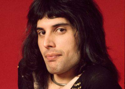 Le chanteur Freddie Mercury (1946 - 1991) du groupe de rock britannique Queen pose à Londres, en Angleterre, en 1973. (Photo de Michael Putland/Getty Images)