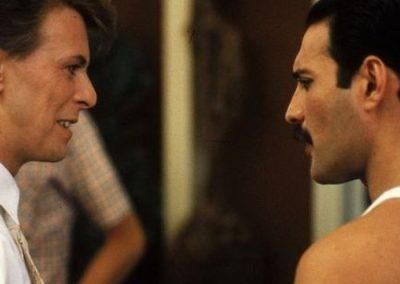David Bowie et Freddie Mercury se connaissaient depuis longtemps et on réalisé l'enregistrement de leur duo en studio de la chanson "Under Pressure" qu'ils n'ont jamais interprété ensembles sur scène.