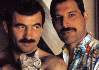 Photo rare de Freddie Mercury avec son amour de longue date Jim Hutton rencontré dans un club en 1984, ils sont restés ensembles jusqu'à la mort de Freddie